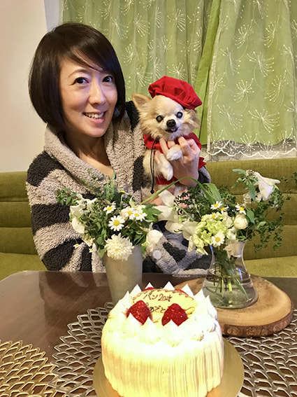 愛犬を抱きかかえる坂井千夏